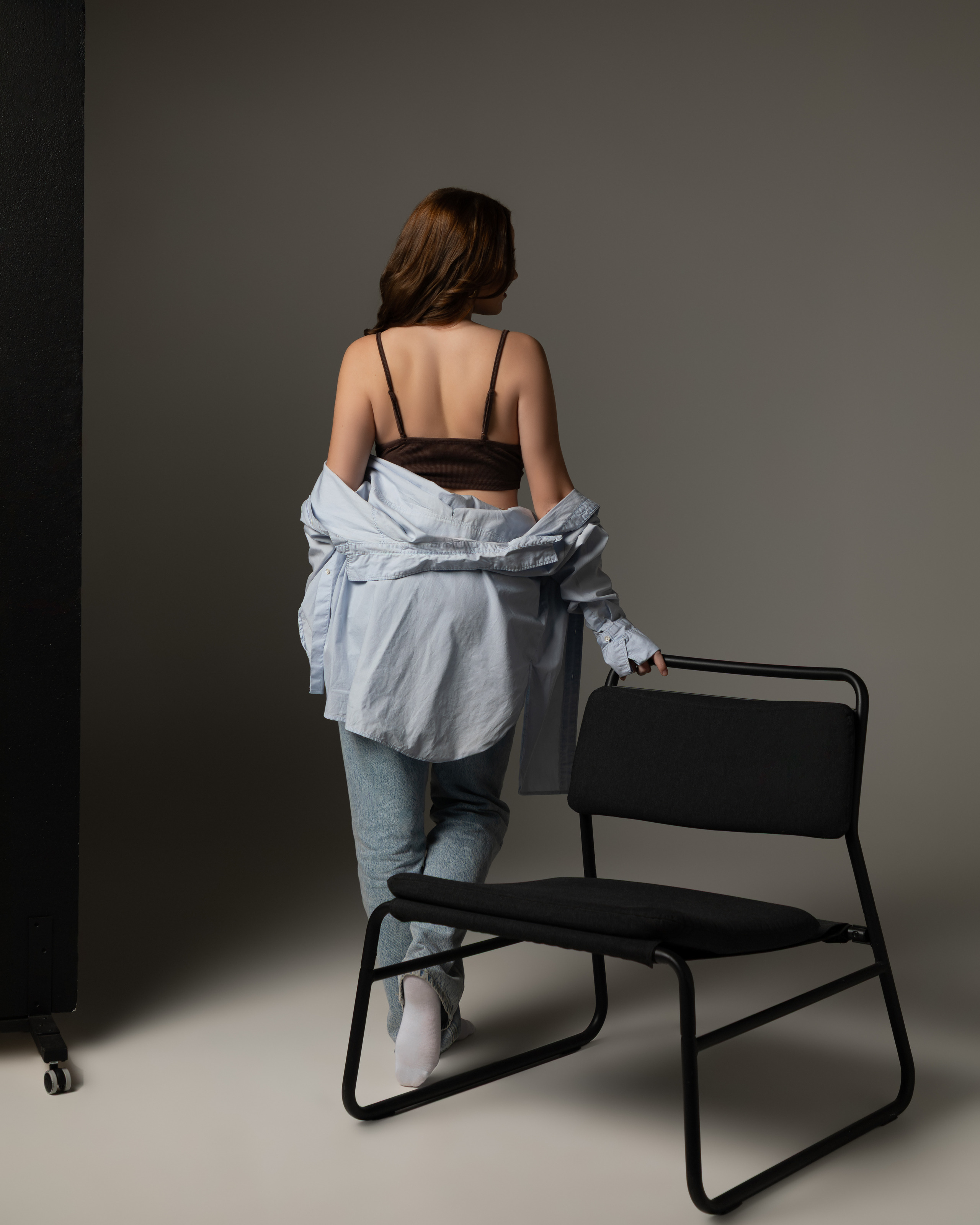 Studio portrait in a black jumpsuit, elegant style - photograph 18